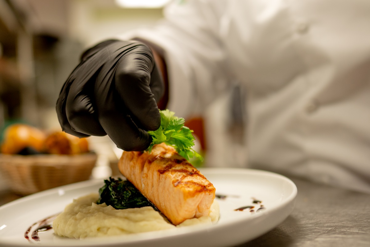 chef plating meal 